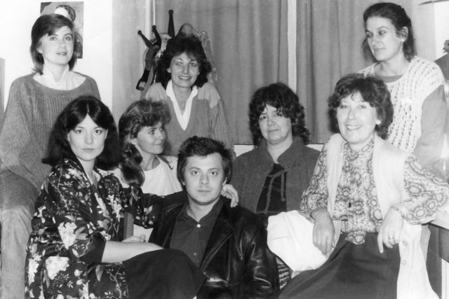 Eva Audolenská  (vpravo sedící),  nad ní stojí Irena Fuchsová. S kolegyněmi z kolínského divadla a s Bobem Kleplem v roce 1985 | foto: Irena Fuchsová,  Český rozhlas