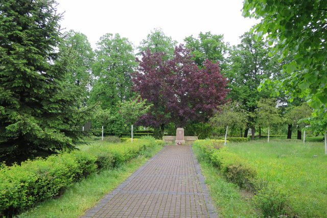 Park před městským úřadem v Pardubičkách byl dřív hřbitovem | foto: Barbora Slezáková,  Český rozhlas