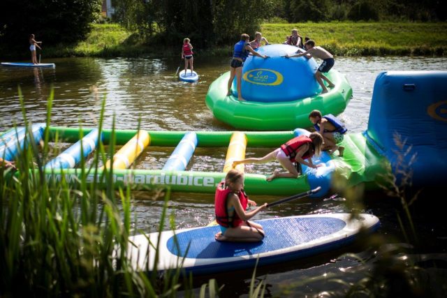 Děti si mohou vyzkoušet i paddle boardy | foto: Sportovní park Pardubice