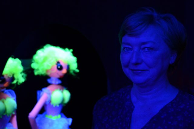 Simona Chalupová v expozici luminiscenčního divadla | foto: Ivana Krennerová