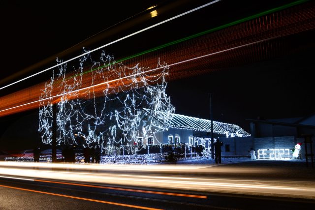 Nejvíce vánočně nazdobený dům mají v Libišanech. Hlouškovi na něj pověsili 176 tisíc LED světýlek | foto: Honza Ptáček,  Český rozhlas