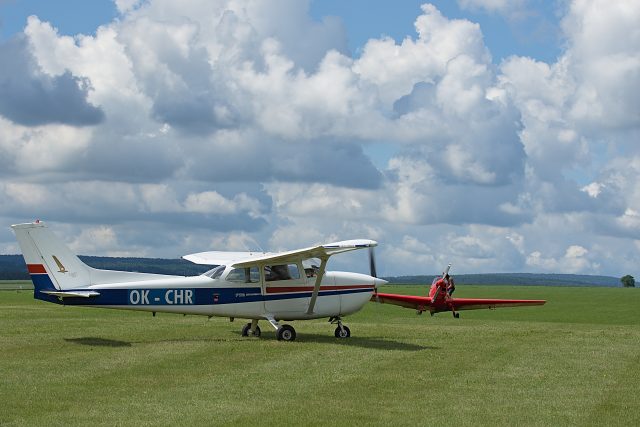 Letouny Cessna 172 a Zlín 226 trenér na chrudimském letišti | foto: Radovan Tůma