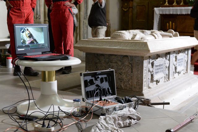 Výzkum pernštejnské hrobky dělají vědci nedestruktivní metodou | foto: Josef Ženatý,  Český rozhlas
