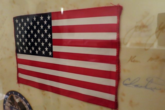 Faksimile vlajky Spojených států amerických,  která navštívila Měsíc | foto: Tereza Brázdová,  Český rozhlas