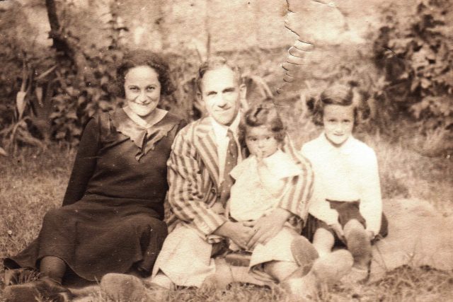 Emil Polák s manželkou Helenou a dcerami | foto: archiv Jana Roubínka