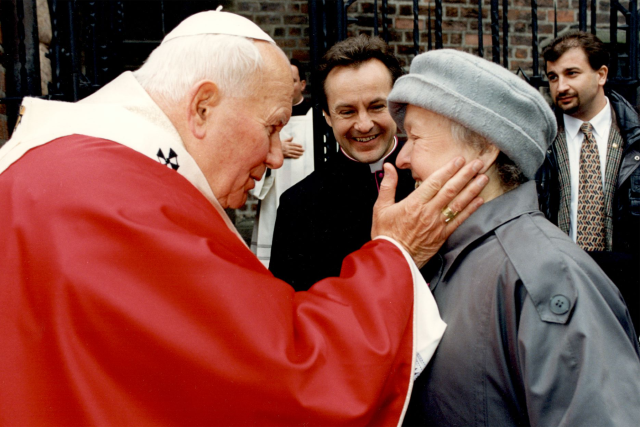 Návštěva papeže Sv. Jana Pavla II. v ČR – setkání s maminkou Jana Vokála po Mši svaté v Hradci Králové | foto: archiv Jana Vokála