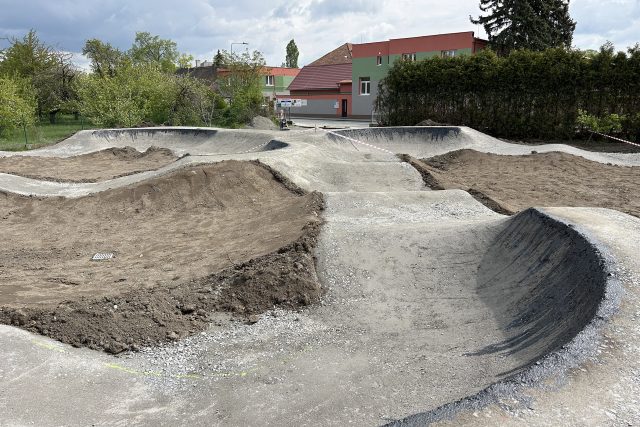 V Holicích pracují na stavbě pumptrackové dráhy s asfaltovým povrchem | foto: Ondřej Wolf,  Český rozhlas