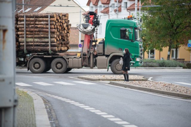 Návěs se dřevem projíždí po kruhovém objezdu v Lázních Bohdaneč | foto: Honza Ptáček,  Český rozhlas,  Český rozhlas