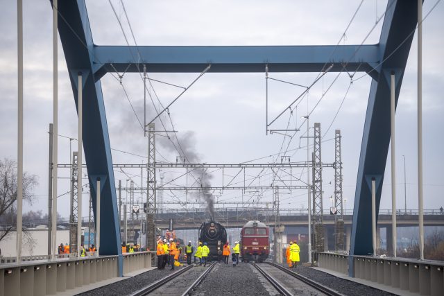 Odborníci potřebovali změřit průhyb nosné konstrukce ve chvíli,  kdy ji zatíží vlaky | foto: Josef Vostárek,  ČTK