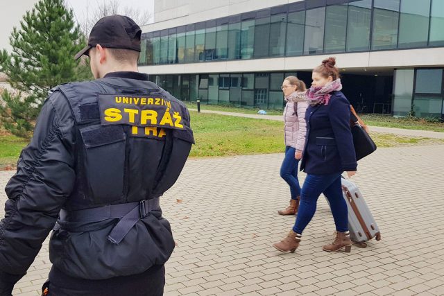 Univerzitní stráž hlídá areál univerzity a v případě potřeby pomáhá návštěvníkům s orientací | foto: Univerzita Pardubice