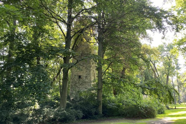 Bývalá strážní věž a pak vodárna v zámeckém parku působí tajemně | foto: Šárka Rusnáková,  Český rozhlas