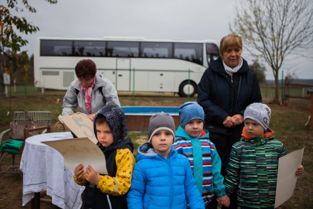 Autobusem jezdí na výlety se seniory nově i školkové děti | foto: Spolek Hurá na Výlet!