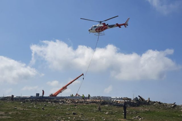 Se stavbou rozhledny na Králickém Sněžníku pomáhají i vrtulníky | foto: Obecní úřad Stronie Śląskie