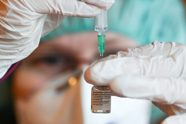 První dávky vakcíny od firmy Pfizer v neděli dostali lidé po celé Evropě | foto: Hendrik Schmidt,  Reuters