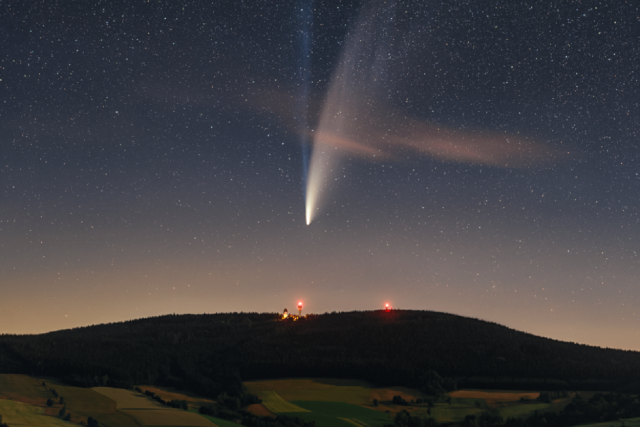 Ve čtvrtek NASA zveřejnila fotografii Petra Horálka Dlouhé ohony komety Neowise,  který zachycuje oblohu nad Suchým vrchem | foto: Petr Horálek/ESO,  NASA