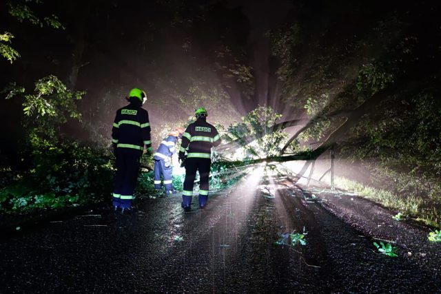 Hasiči v Pardubickém kraji odstraňují kvůli bouřce popadané stromy | foto: HZS Pardubického kraje