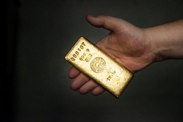 Jednou z možností je investice do zlatých cihel,  jsou k mání už od jednoho gramu | foto: Michaela Danelová,  iROZHLAS.cz