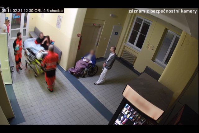 Záznam bezpečnostní kamery nemocnice v Pardubicích. | foto: Reprofoto ČT