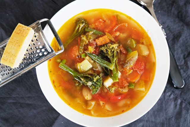 Italská zeleninová polévka minestrone. Pro dochucení použijte parmazán | foto: Dagmar Heřtová,  Český rozhlas,  Český rozhlas