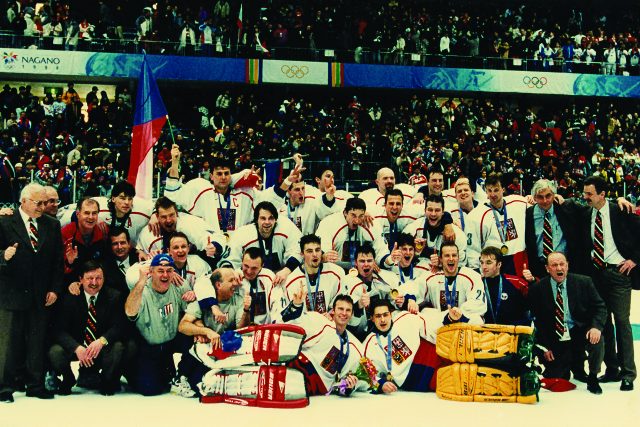 Český hokejový tým po fenomenálním úspěchu na olympiádě v Naganu v roce 1998 | foto: Karel Švec,  Český svaz ledního hokeje