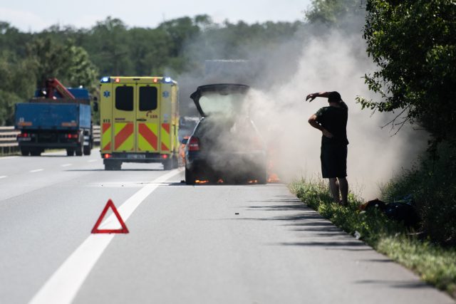 Auto v plamenech. Tady to bez policie nepůjde | foto: René Volfík,  iROZHLAS.cz