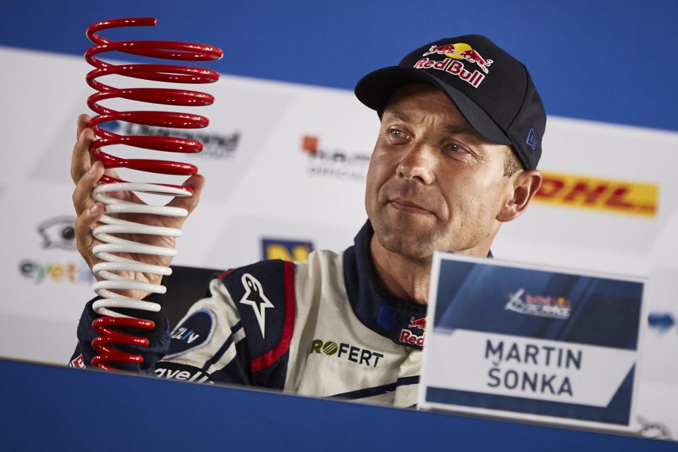 Martin Šonka s nezvyklou trofejí za vítězství v Rakousku | foto: Andreas Langreiter / Red Bull Content Pool