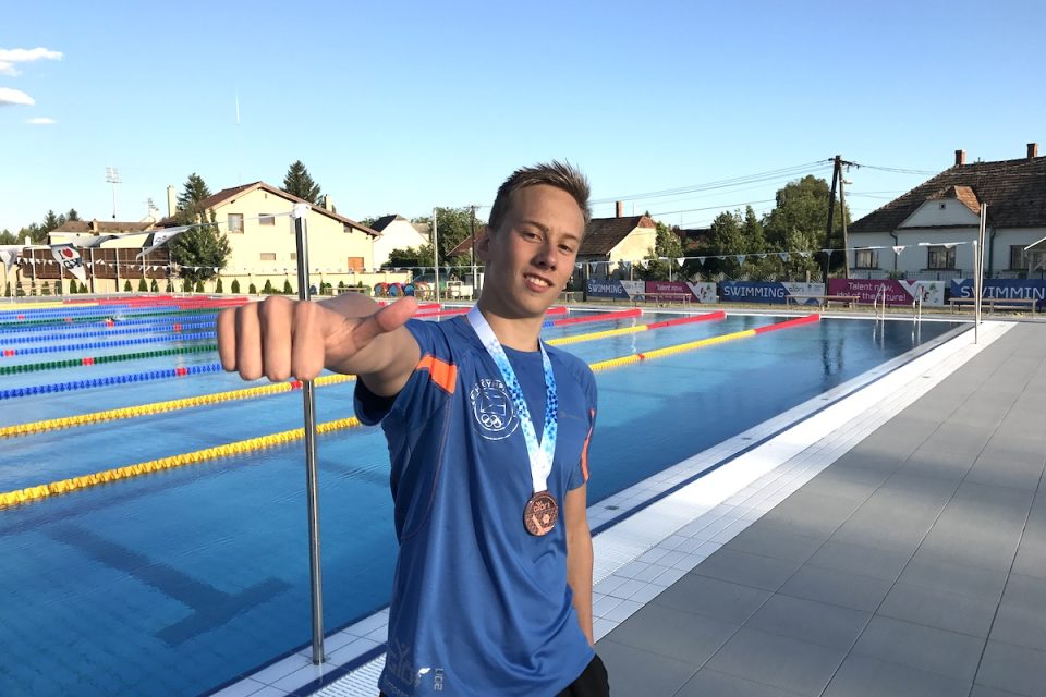 Plavec Jan Čejka získal na olympijském festivalu mládeže první českou medaili | foto:  Český olympijský výbor