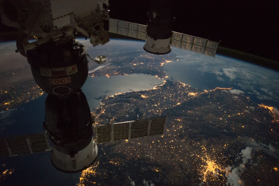 Pohled z Mezinárodní vesmírné stanice na noční Graltar  (srpen 2017)
 | foto: NASA