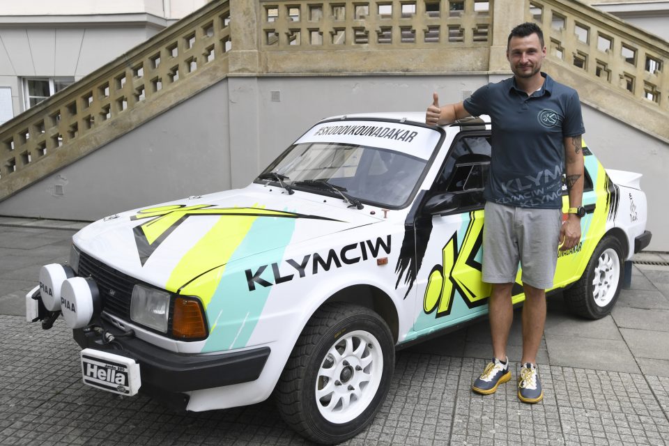Závodník Ondřej Klymčiw u Škody 130 LR,  se kterou se chystá na příští ročník Rallye Dakar | foto: Michal Krumphanzl,  ČTK