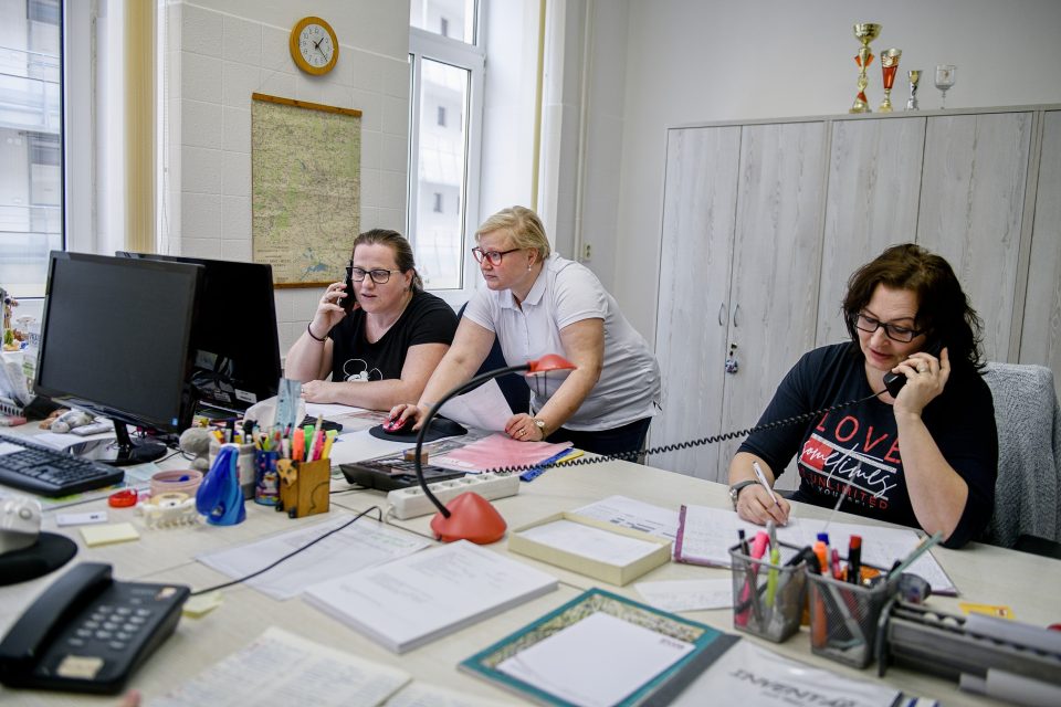 Protiepidemické oddělení Krajské hygienické stanice Jihomoravského kraje v březnu 2020,  kde pracovníci vyřizovali dotazy ke koronaviru. | foto: Profimedia