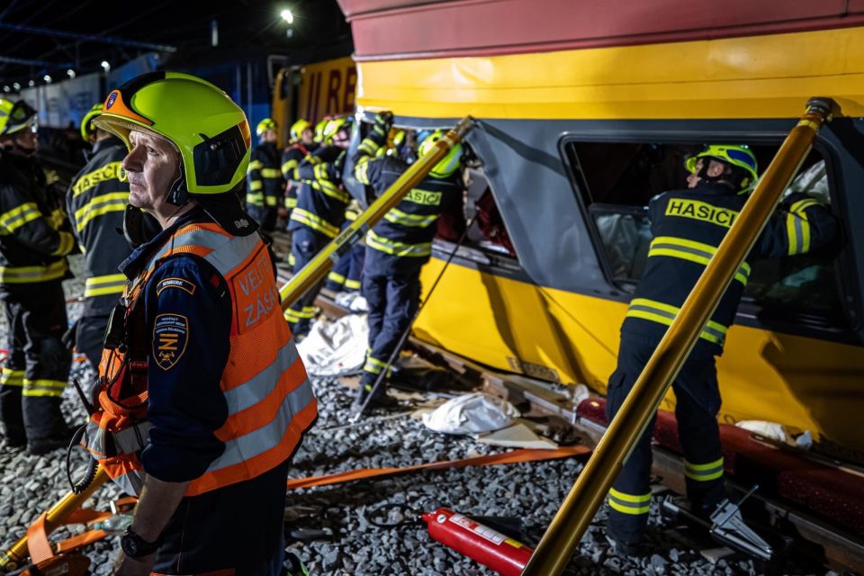 Rychlík RegioJet,  který jel směrem na Slovensko,  narazil čelně do nákladního vlaku | foto: HZS Pardubického kraje