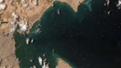 Na uvolnění Suezského průplavu čekají stovky lodí.