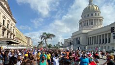 Protesty na Kubě před budovou Kapitolu, sídlem tamní akademie věd (11. července 2021)